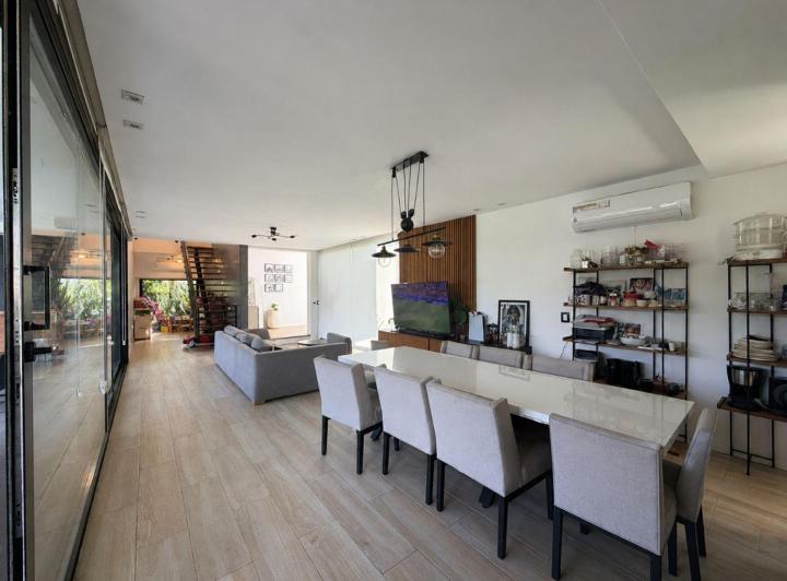 Casa · 166m² · 4 Ambientes · 2 Cocheras