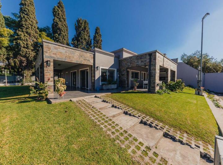 Casa · 168m² · 4 Ambientes · 3 Cocheras
