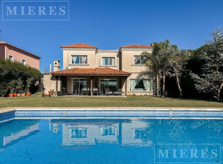 Casa · 197m² · 4 Ambientes · 2 Cocheras