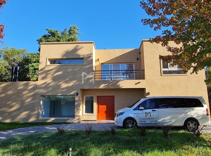 Casa · 220m² · 4 Ambientes