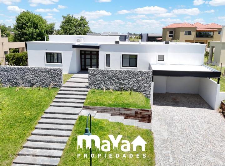 Casa · 256m² · 4 Ambientes · 4 Cocheras