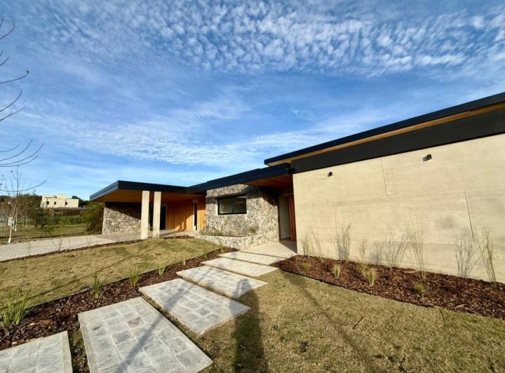 Casa · 400m² · 5 Ambientes · 2 Cocheras