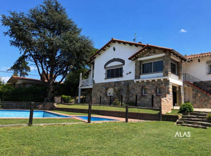 Casa · 418m² · 4 Ambientes · 1 Cochera