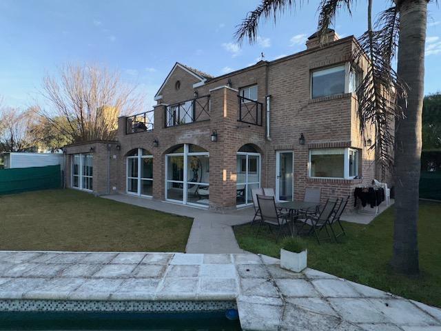 Casa · 350m² · 10 Ambientes · 2 Cocheras