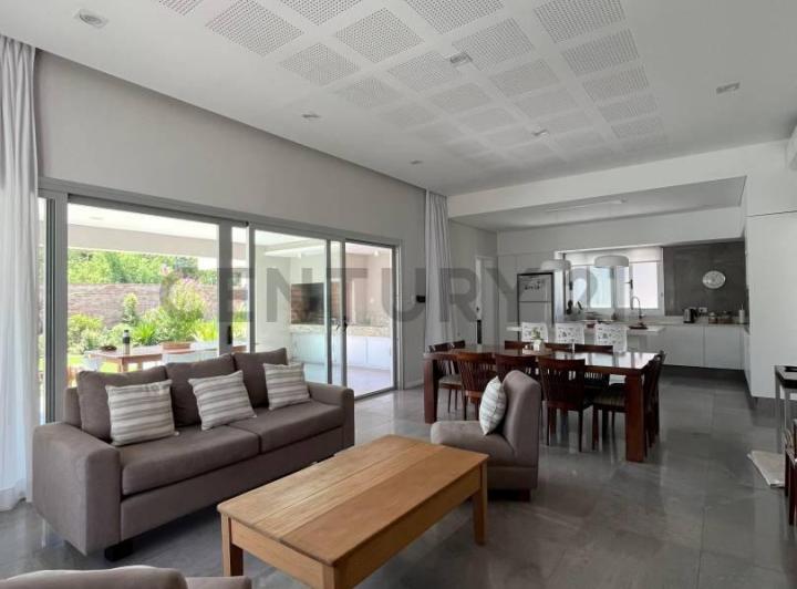 Casa · 297m² · 6 Ambientes · 2 Cocheras