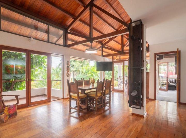 Casa · 560m² · 5 Ambientes · 6 Cocheras