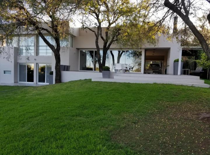 Casa · 1600m² · 12 Ambientes · 3 Cocheras