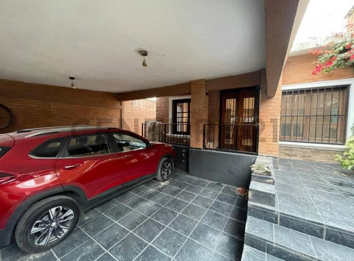 Casa · 1m² · 4 Dormitorios · 2 Cocheras