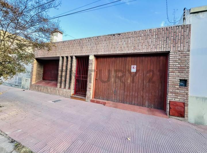 Casa · 210m² · 9 Ambientes · 1 Cochera