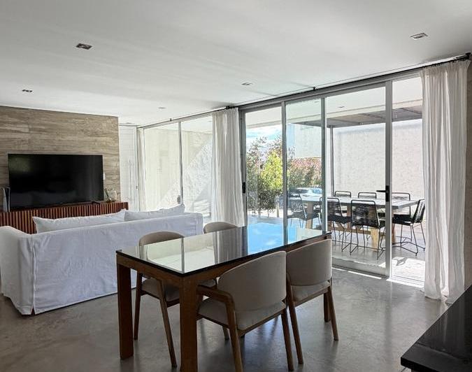 Casa · 139m² · 5 Ambientes · 2 Cocheras