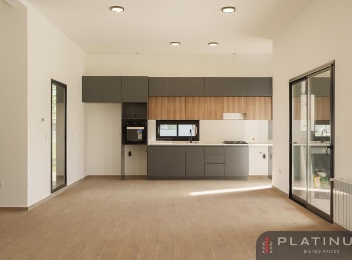 Casa · 198m² · 4 Ambientes · 2 Cocheras
