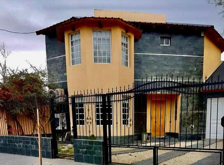 Casa · 217m² · 6 Ambientes · 1 Cochera