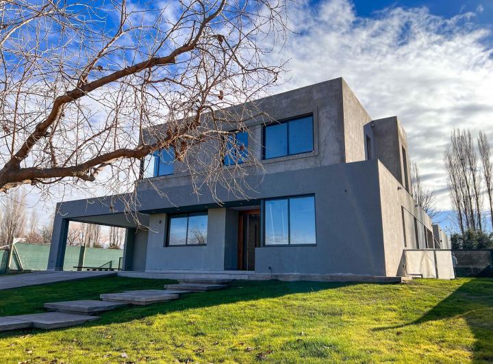 Casa · 361m² · 7 Ambientes · 2 Cocheras