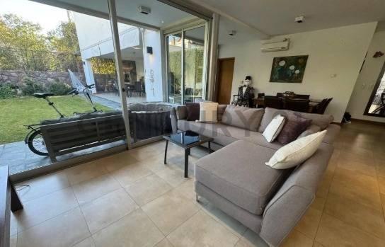 Casa · 180m² · 3 Dormitorios · 3 Cocheras