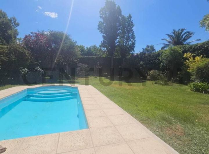 Casa · 320m² · 6 Ambientes · 2 Cocheras