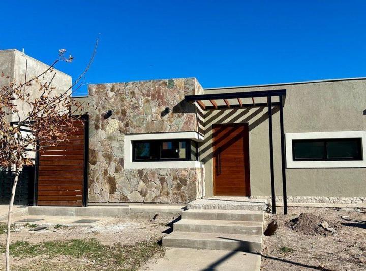 Casa · 130m² · 5 Ambientes · 2 Cocheras