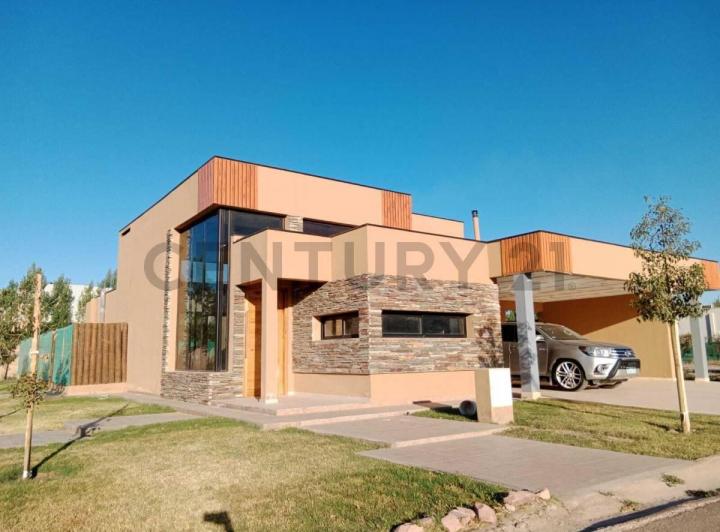 Casa · 160m² · 3 Dormitorios · 2 Cocheras