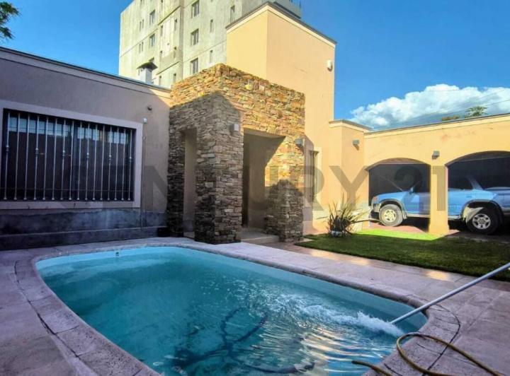 Casa · 262m² · 5 Ambientes · 2 Cocheras