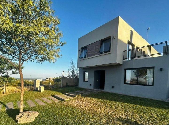 Casa · 240m² · 4 Ambientes · 2 Cocheras