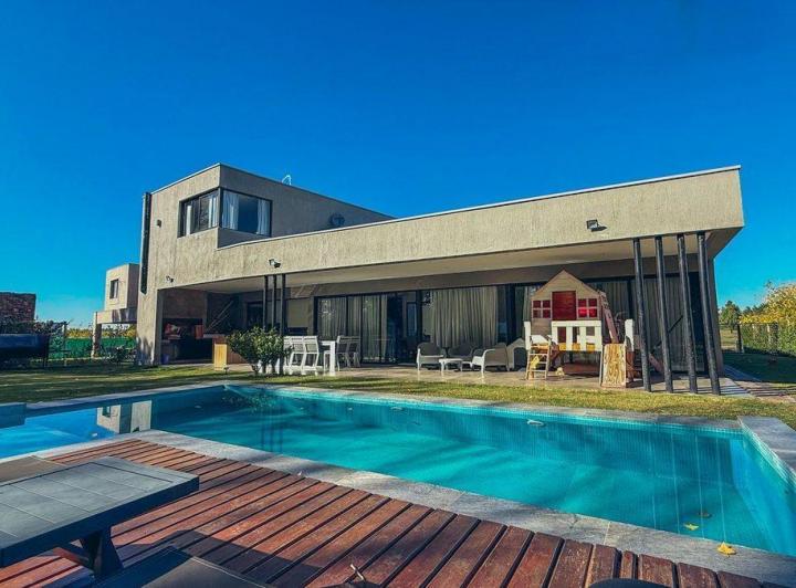Casa · 414m² · 5 Ambientes · 2 Cocheras