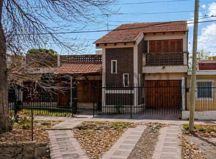 Casa · 221m² · 4 Dormitorios · 4 Cocheras