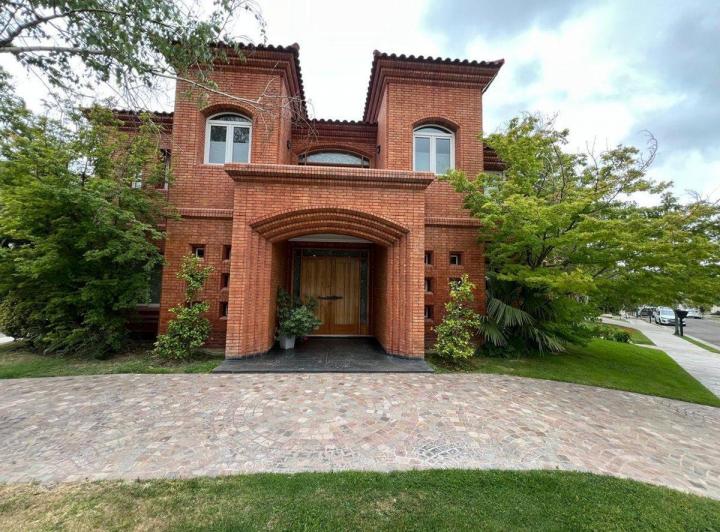 Casa · 650m² · 5 Ambientes · 3 Cocheras
