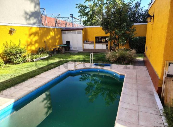 Casa · 152m² · 4 Ambientes · 2 Cocheras