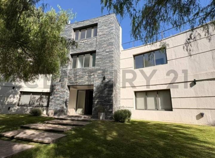 Casa · 564m² · 6 Ambientes · 3 Cocheras