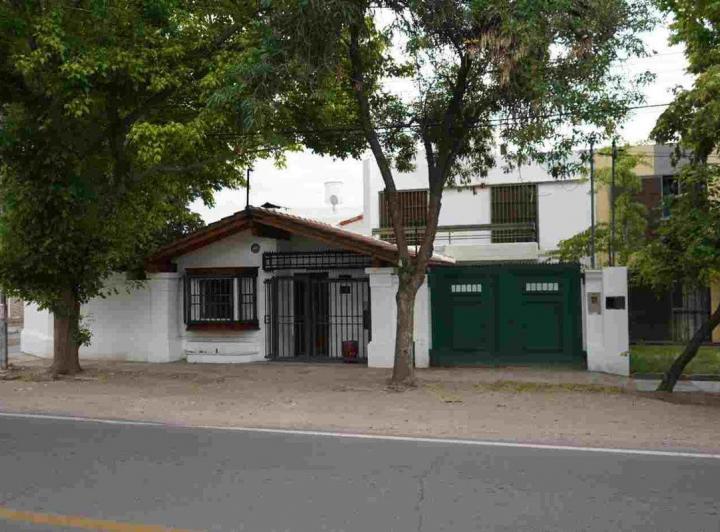 Casa · 212m² · 8 Ambientes · 3 Cocheras