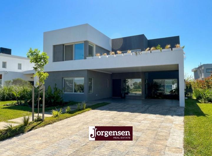Casa · 206m² · 5 Ambientes · 2 Cocheras
