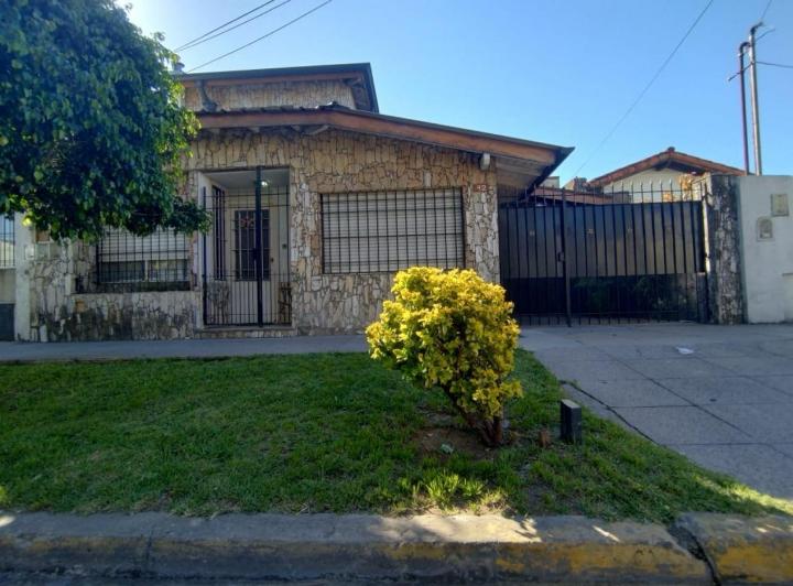 Casa · 233m² · 6 Ambientes · 2 Cocheras
