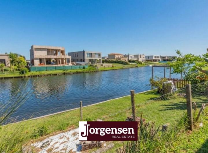 Casa · 200m² · 5 Ambientes · 2 Cocheras
