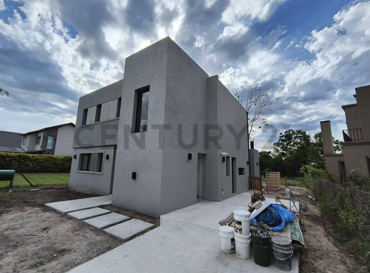 Casa · 161m² · 5 Ambientes · 4 Cocheras