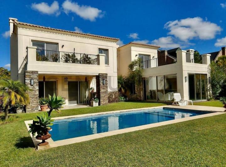 Casa · 400m² · 7 Ambientes · 3 Cocheras