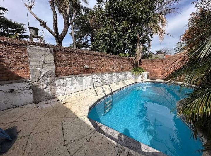 Casa · 230m² · 6 Ambientes · 1 Cochera
