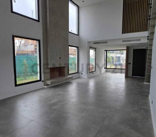 Casa · 403m² · 7 Ambientes · 2 Cocheras