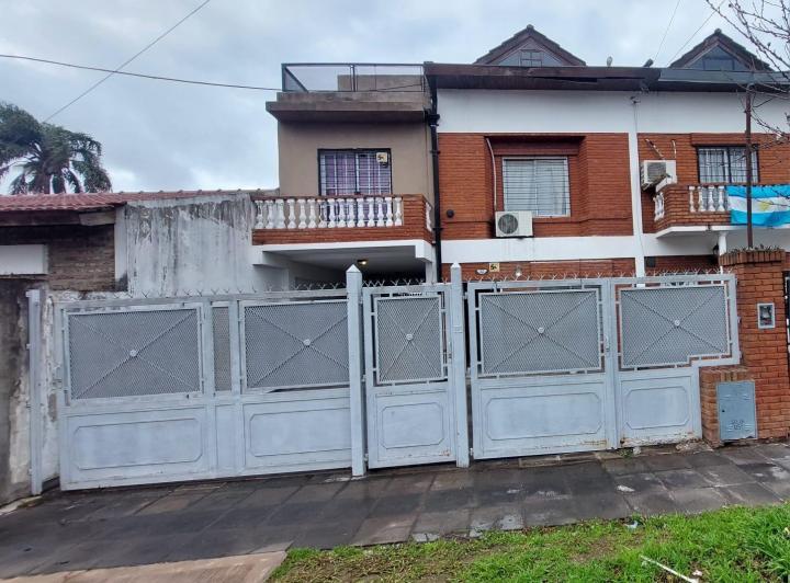 Casa · 180m² · 6 Ambientes · 4 Cocheras
