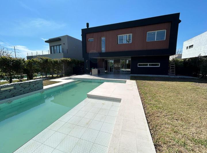 Casa · 330m² · 7 Ambientes · 5 Cocheras