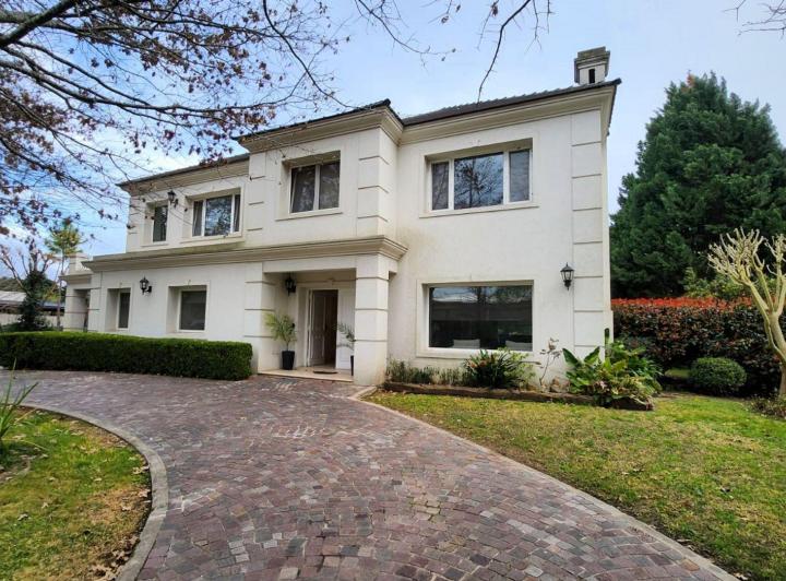 Casa · 340m² · 5 Ambientes · 2 Cocheras