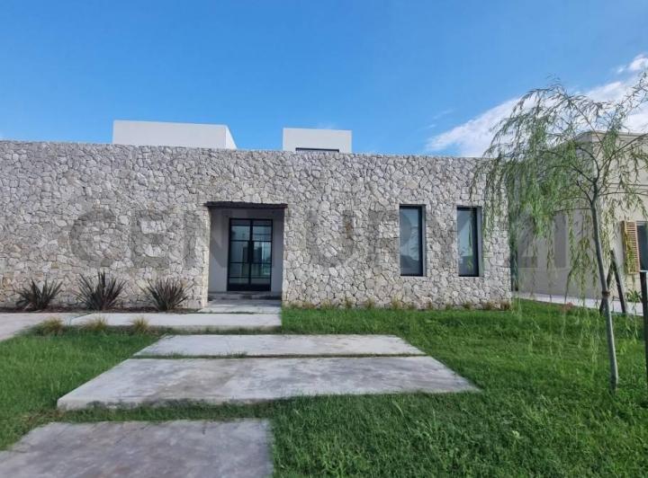Casa · 223m² · 8 Ambientes · 4 Cocheras