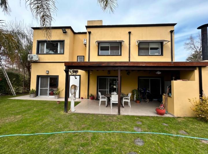 Casa · 200m² · 5 Ambientes · 2 Cocheras