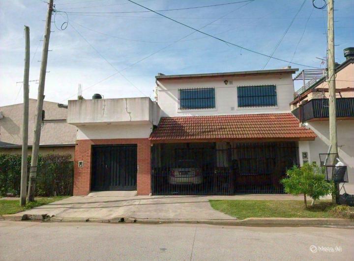 Casa · 223m² · 6 Ambientes · 3 Cocheras