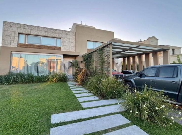 Casa · 438m² · 5 Ambientes · 1 Cochera