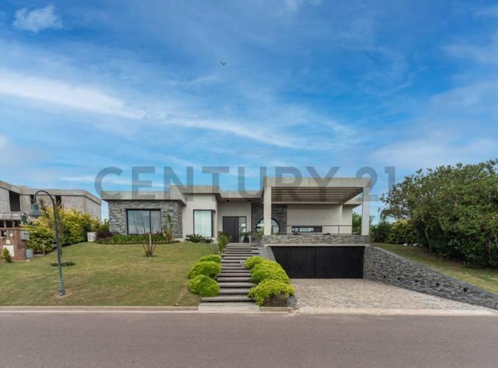 Casa · 275m² · 7 Ambientes · 2 Cocheras