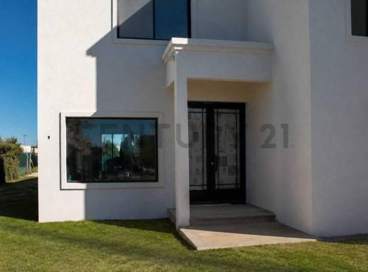 Casa · 216m² · 5 Ambientes · 1 Cochera