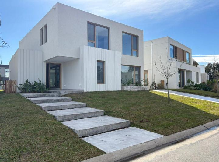 Casa · 256m² · 5 Ambientes · 1 Cochera