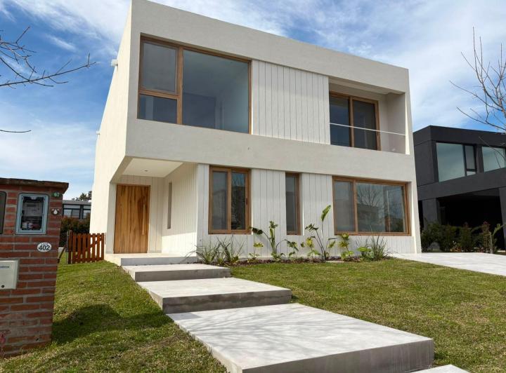 Casa · 256m² · 5 Ambientes · 1 Cochera