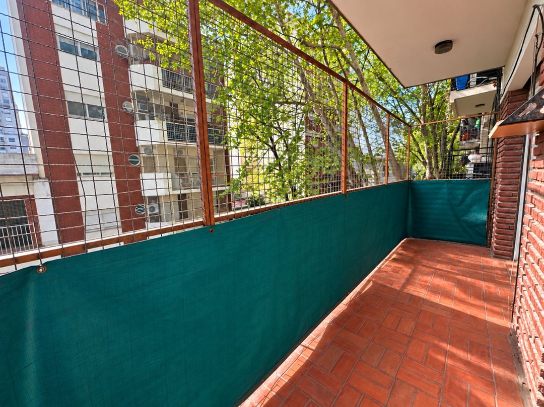 Venta dos ambientes con balcón y amplia cocina