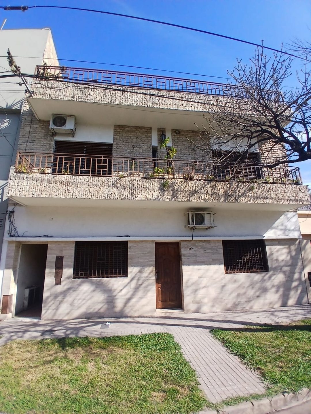 Casa de pasillo a reciclar en barrio Azcuenaga.