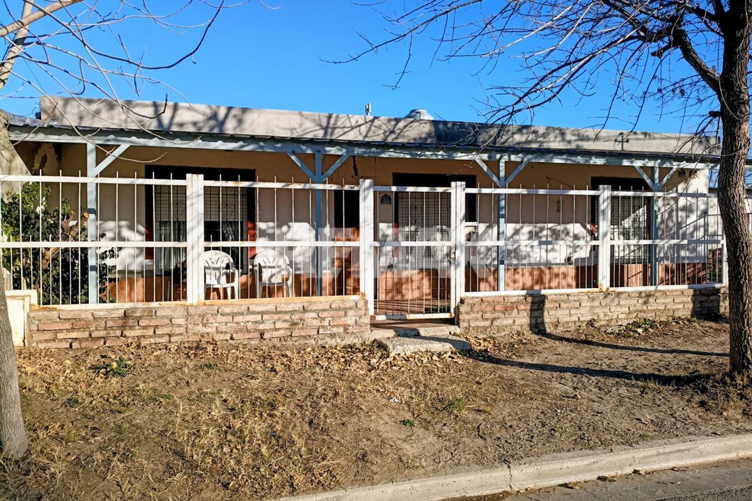 CASA 2 DORMITORIOS,  COCHERA Y QUINCHO EN VENTA
